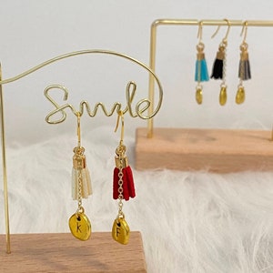 Set DIY para 2/5 colores. Joya personalizada con borla delicada. Dije con letra dorada y forma única. Colores clásicos y navideños para combinar.