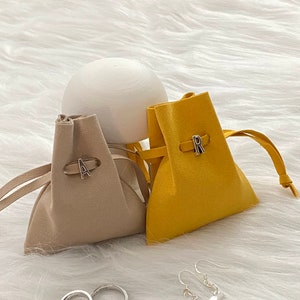 Bolsa de joyería de gamuza con cordón personalizada. Envoltura y almacenamiento de joyas. Bolsita para accesorios pequeños/ ¡Plata delicada y nueva letra en negrita!