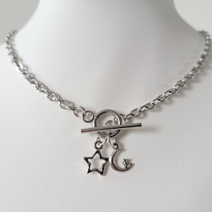 Collar plateado con cierre de palanca, pulsera con dijes personalizables, gargantilla personalizada con dije de luna, estrella, nota musical y trébol de cuatro hojas.