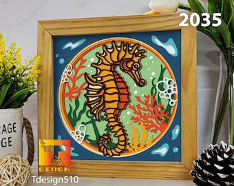 Pode incluir: Uma obra de arte emoldurada com um design detalhado de cavalo-marinho. O cavalo-marinho é principalmente laranja e amarelo, em um fundo verde e azul com corais e bolhas. A moldura é de madeira clara. O número "2035" é visível.