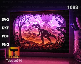 Pode incluir: Um arquivo digital para um modelo de papelcraft 3D de um dinossauro em uma cena de selva. O modelo é iluminado por trás, criando um efeito brilhante. O arquivo está disponível nos formatos SVG, DXF, PDF e PNG. A imagem também inclui o texto "Tdesign510" e o número "1083".