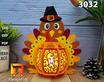 Può includere: Una lanterna di carta a forma di tacchino con un corpo a forma di zucca e un design dettagliato. Il tacchino indossa un cappello da pellegrino e ha una bargiglio rosso. La lanterna è illuminata dall'interno, creando un bagliore caldo.