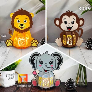 Może przedstawiać: Trzy latarnie w kształcie zwierząt: lew, małpa i słoń. Każda latarnia trzyma świecące, dekoracyjne światło. Lew jest żółty i brązowy, małpa jest brązowa, a słoń szary. Latarnie są wykonane z drewna lub podobnego materiału.