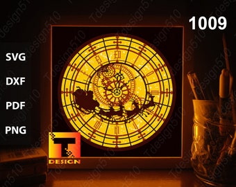 Puede incluir: Una obra de arte cuadrada e iluminada con un diseño de reloj dorado con una silueta del trineo de Papá Noel. La esfera del reloj incluye números romanos y engranajes intrincados. El número "1009" está en la esquina superior derecha. La imagen también incluye el texto "SVG, DXF, PDF, PNG".