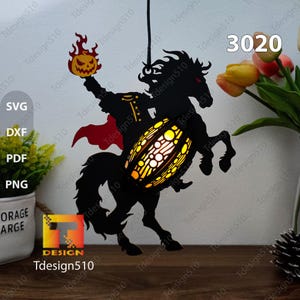 Puede incluir: Una silueta negra de un jinete a caballo sosteniendo una calabaza tallada. El jinete lleva una capa roja y el caballo tiene un escudo amarillo brillante. La imagen está etiquetada como "3020".