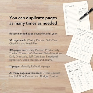 Op de afbeelding: Een printbare planner met een houtnerf achtergrond. De tekst luidt "U kunt pagina's zo vaak dupliceren als nodig is." en geeft het aanbevolen aantal pagina's voor een heel jaar. De planner bevat pagina's voor wekelijkse planning, zelfzorg, maaltijdplanning, dagelijkse planning, productiviteitsregistratie, dagelijkse intenties, dankbaarheid, zelfzorglogboek, emotionele reflectie, slaapregistratie, dagboek, maandelijkse reflectie, droomdagboek, gewoonte- en doelplanner en budgetregistratie.