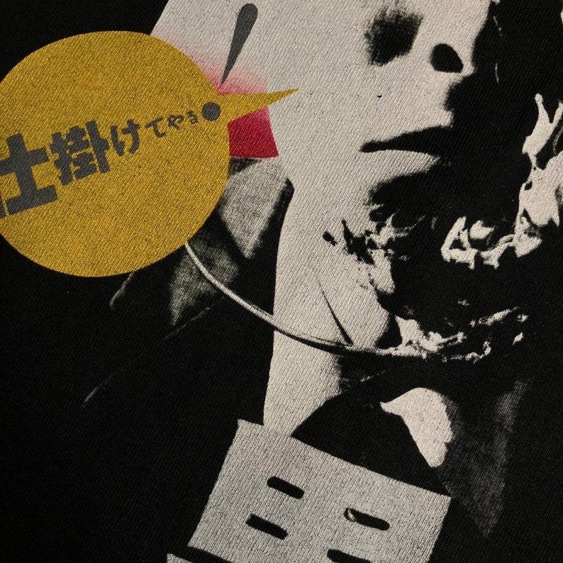 Puede incluir: Primer plano de un dise&ntilde;o gr&aacute;fico en blanco y negro con texto japon&eacute;s. Un c&iacute;rculo amarillo con texto japon&eacute;s y una forma roja y negra con forma de p&aacute;jaro se encuentra en la esquina superior izquierda. El dise&ntilde;o tiene una est&eacute;tica vintage.