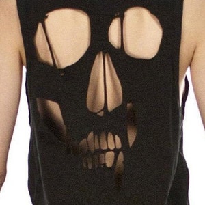 Puede incluir: Camiseta negra sin mangas con un dise&ntilde;o de calavera recortada en la espalda.