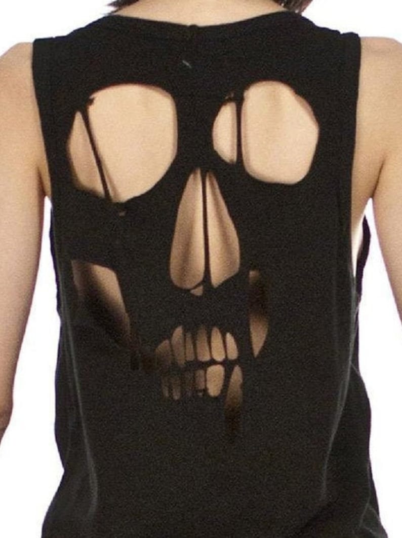 Puede incluir: Camiseta negra sin mangas con un dise&ntilde;o de calavera recortada en la espalda.