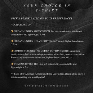 Puede incluir: Fondo negro con texto blanco que enumera las opciones de camisetas. El texto incluye "YOUR CHOICE IN T-SHIRT" y detalles sobre las opciones de Gildan, Comfort Colors y Women's Fitted Tee. Tambi&eacute;n se incluye la direcci&oacute;n del sitio web.