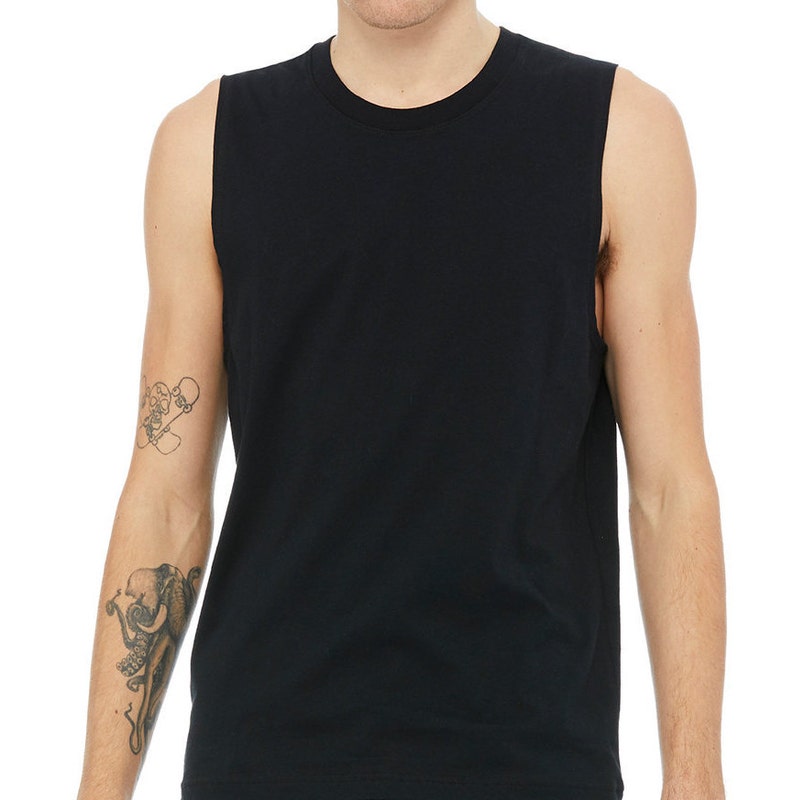 Puede incluir: Una camiseta negra sin mangas con cuello redondo.