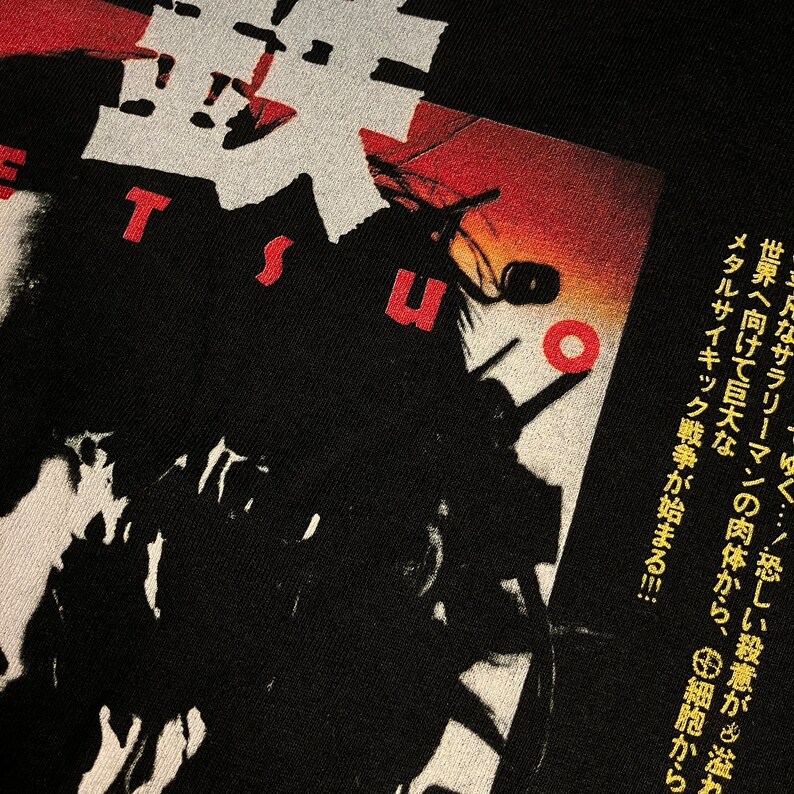 Puede incluir: Camiseta negra con gr&aacute;ficos y texto japon&eacute;s y un dise&ntilde;o de puesta de sol rojo y naranja. El texto incluye la palabra "TSU" en blanco y caracteres japoneses. La camiseta presenta una ilustraci&oacute;n estilizada con texto japon&eacute;s.