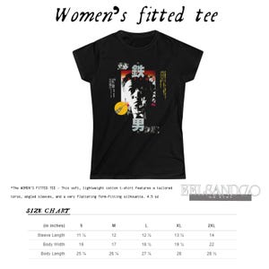 Puede incluir: Camiseta negra entallada con un dise&ntilde;o gr&aacute;fico que presenta la cara de un hombre, caracteres japoneses y un c&iacute;rculo amarillo. La camiseta tiene un torso entallado y mangas anguladas. El texto "Women's fitted tee" est&aacute; en la parte superior.