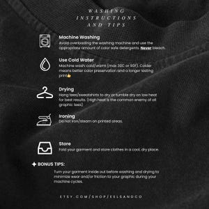 Puede incluir: Camiseta negra con texto blanco que detalla las instrucciones y consejos de lavado. Incluye iconos para lavar a m&aacute;quina, usar agua fr&iacute;a, secar, planchar y guardar. Tambi&eacute;n se proporcionan consejos adicionales.