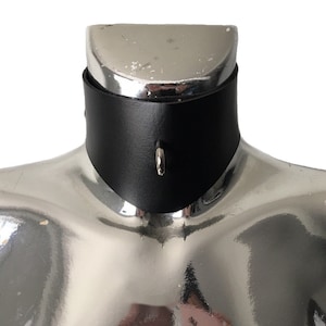 VEGAN LEATHER minimal curve choker