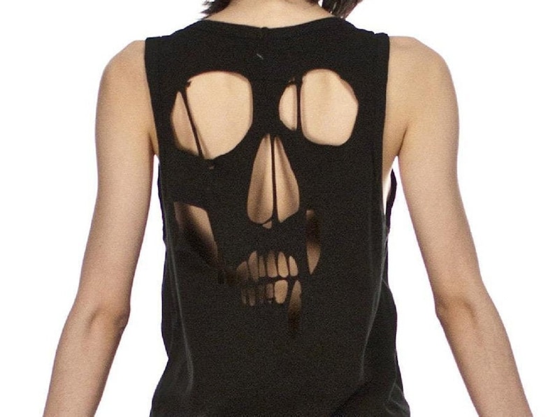 Puede incluir: Camiseta negra sin mangas con un dise&ntilde;o de calavera recortada en la espalda.