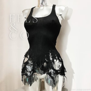 Ręcznie postrzępiony, prążkowany top bez rękawów z przetarciami – DŁUGOŚĆ PEŁNA