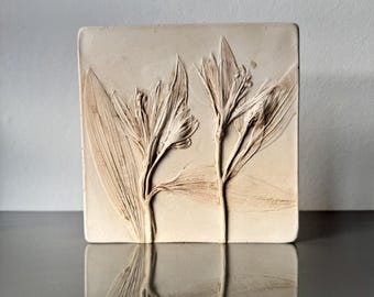 Lirio peruano, relieve en yeso, azulejo