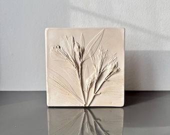 Lirio peruano, relieve en yeso, azulejo