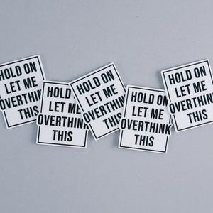 Puede incluir: Cinco pegatinas cuadradas blancas con texto negro que dice "Hold on let me overthink this".