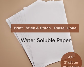 Op de afbeelding: Een stapel witte A4 wateroplosbare papieren vellen. Het papier meet 21x30cm. Tekst op de afbeelding luidt "Print. Stick & Stitch. Rinse. Gone" en "Water Soluble Paper".