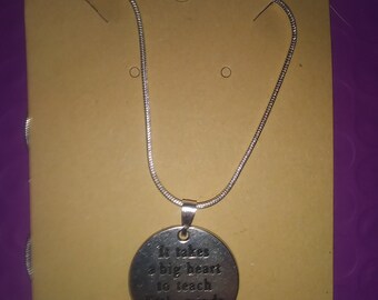Se necesita un gran corazón para enseñar collar de mentes pequeñas