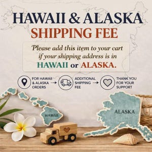 K&ouml;nnte beinhalten: Bild mit Text: "HAWAII & ALASKA SHIPPING FEE." Enth&auml;lt einen Holz-LKW, eine Blume und Kartenumrisse von Hawaii und Alaska. Der Text weist Kunden an, einen Artikel in ihren Warenkorb zu legen, wenn ihre Lieferadresse auf Hawaii oder Alaska liegt.
