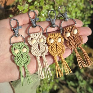 macrame keychain, owl keyring, animal keychain, boho bag charm, handmade keyring, custom name tag, bag charm, gift for her, cute keychain, yarn keychain, aesthetic charm, small gift idea, boho accessory