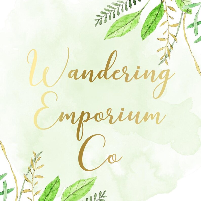 Puede incluir: Gr&aacute;fico estilo acuarela con el texto "Wandering Emporium Co" en escritura dorada. El fondo es un suave lavado verde, y el dise&ntilde;o est&aacute; enmarcado con ilustraciones bot&aacute;nicas verdes y doradas.