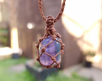 Collar de macramé de fluorita arcoíris: gargantilla ajustable de estilo bohemio y místico.