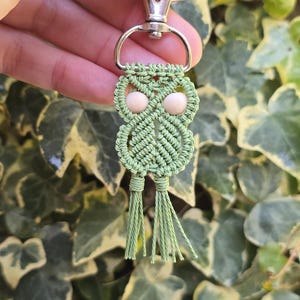 macrame keychain, owl keyring, animal keychain, boho bag charm, handmade keyring, custom name tag, bag charm, gift for her, cute keychain, yarn keychain, aesthetic charm, small gift idea, boho accessory