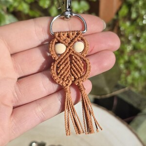 macrame keychain, owl keyring, animal keychain, boho bag charm, handmade keyring, custom name tag, bag charm, gift for her, cute keychain, yarn keychain, aesthetic charm, small gift idea, boho accessory