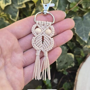 macrame keychain, owl keyring, animal keychain, boho bag charm, handmade keyring, custom name tag, bag charm, gift for her, cute keychain, yarn keychain, aesthetic charm, small gift idea, boho accessory