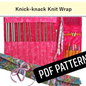 Könnte beinhalten: Eine rosa Stricknadel-Hülle mit dem Text "Knick-knack Knit Wrap" und "PDF PATTERN". Die Hülle enthält Stricknadeln, ein Maßband und andere Strickwerkzeuge. Die Hülle ist mit einem rosa Band gebunden.