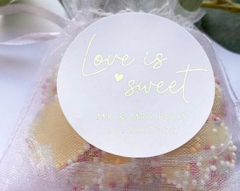 Étiquettes décoratives de luxe Love is Sweet pour cadeaux de mariage avec noms et date personnalisés