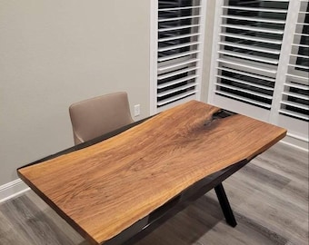 Escritorio epoxi de nogal con borde natural personalizado: mesa de oficina hecha a mano