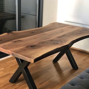 Tavolo da pranzo in noce con bordo vivo fatto a mano: tavolo da cucina personalizzato in stile fattoria