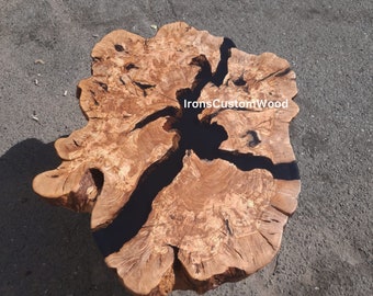 Handgemachter Live Edge Couchtisch aus Olivenholz: Epoxidharzplatte