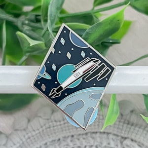 Pin de esmalte de Normandía / Mass Effect Shepard BioWare Fantasy Pin / Fan Art Lapel Pin