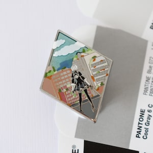 Emaille pin City Ruins, Nier, Automata, 2B Fantasy Pin/fanart reversspeld