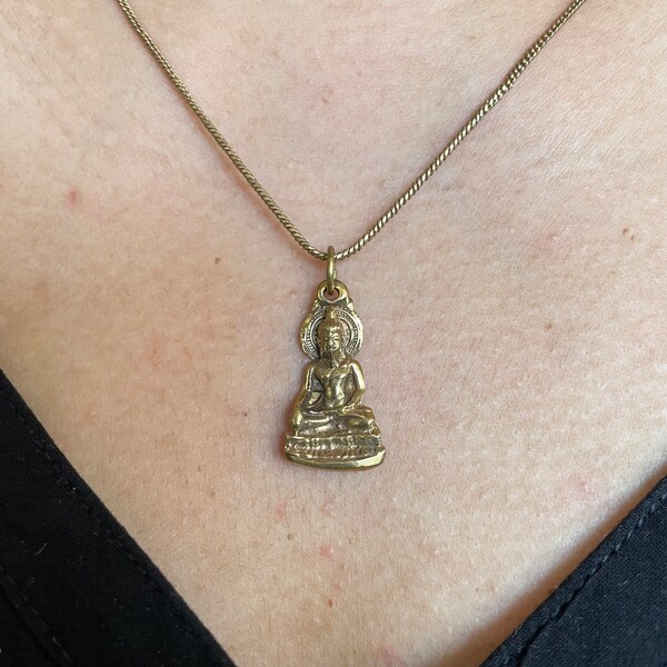 Pendentif Bouddha bhumisparsa mudra en laiton