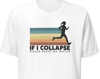Puede incluir: Camiseta blanca con un gráfico retro de una persona corriendo y el texto "IF I COLLAPSE PLEASE PAUSE MY WATCH".