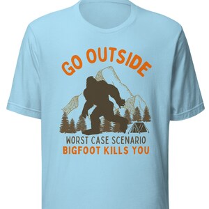 Divertente maglietta bigfoot, Go Outside Worst Case Scenario Bigfoot Kills You camicia, camicia Sasquatch, regalo per gli amanti del bigfoot