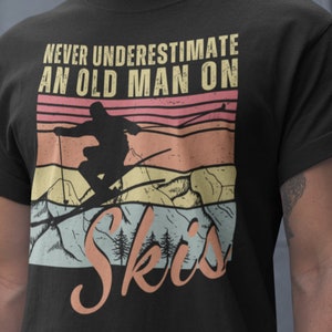 Ski Shirt für Männer, Skifahrer Shirt, Ski liebhaber Geschenk, Herren Skifahrer T-Shirt, Geschenk für Skifahrer, Never Underestimate An Old Man On Skis