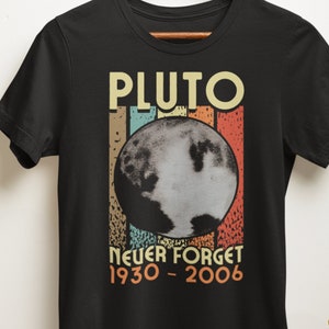 Pluto glöm aldrig t-shirt, astrologiskjorta, vetenskapskjorta, rymdskjorta, present till astronomiälskare, Pluto glöm aldrig 1930-2006-skjorta
