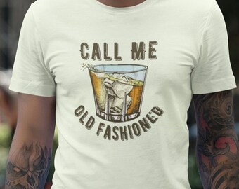 Puede incluir: Una camiseta blanca con el texto "Call Me Old Fashioned" y un dibujo de un vaso de whisky con cubitos de hielo.