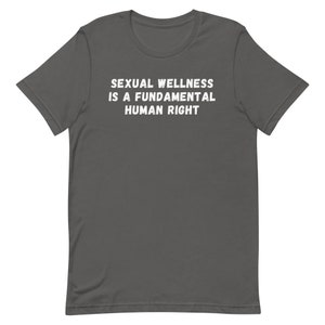 Puede incluir: Una camiseta gris oscura con texto blanco que dice "Sexual Wellness is a Fundamental Human Right."