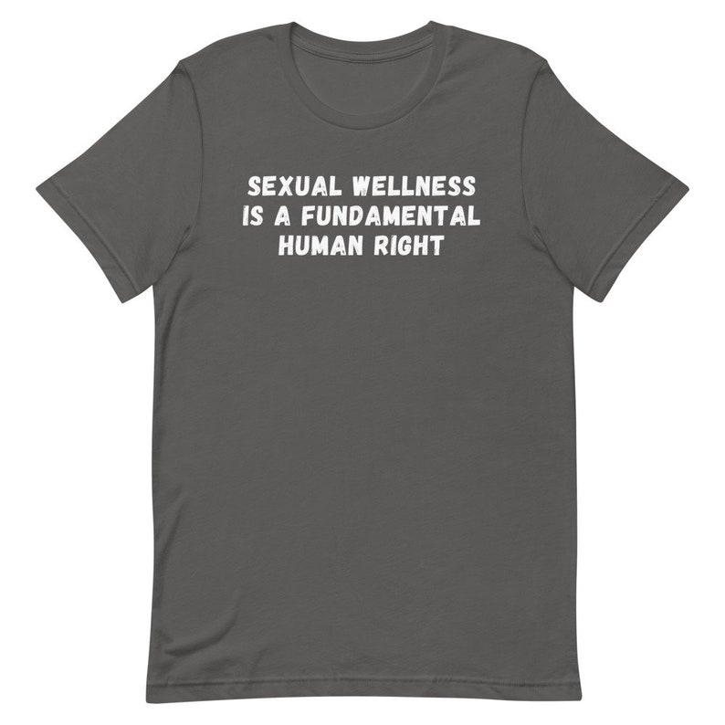 Puede incluir: Una camiseta gris oscura con texto blanco que dice "Sexual Wellness is a Fundamental Human Right."