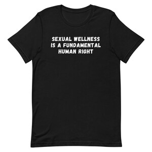 Puede incluir: Camiseta negra con texto blanco que dice "Sexual Wellness is a Fundamental Human Right."