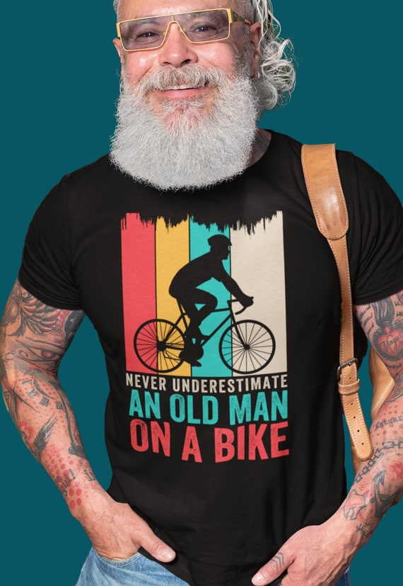 Wielershirt voor mannen onderschat nooit een oude man op een fietsshirt fietsen grafische t shirts fietsende vader cadeau voor opa Etsy Belgie